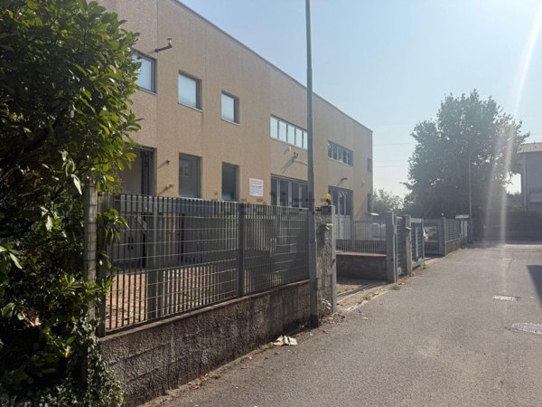 capannone in vendita a Cesano Maderno in zona Cassina Savina