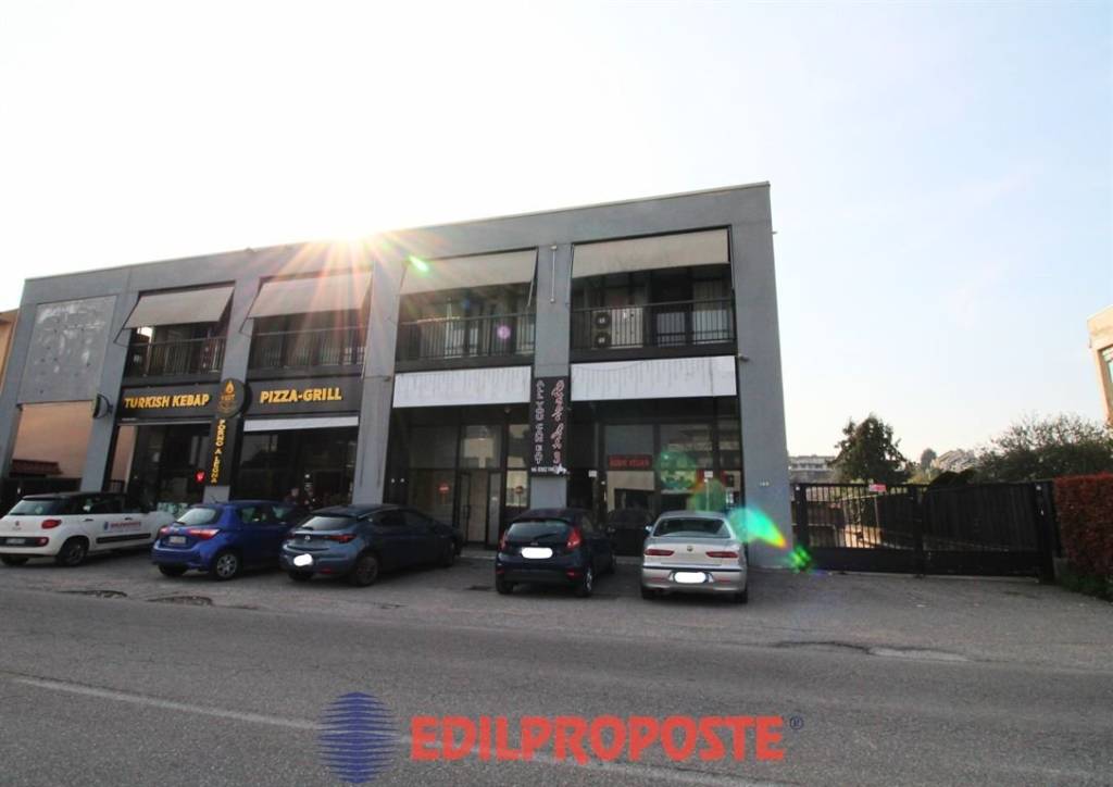 negozio in vendita a Cesano Maderno in zona Cassina Savina