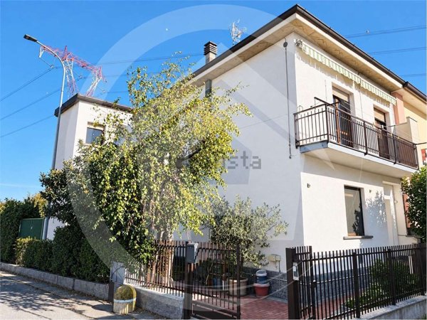 casa indipendente in vendita a Cesano Maderno in zona Binzago