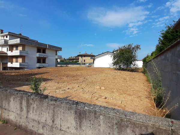 terreno edificabile in vendita a Cogliate