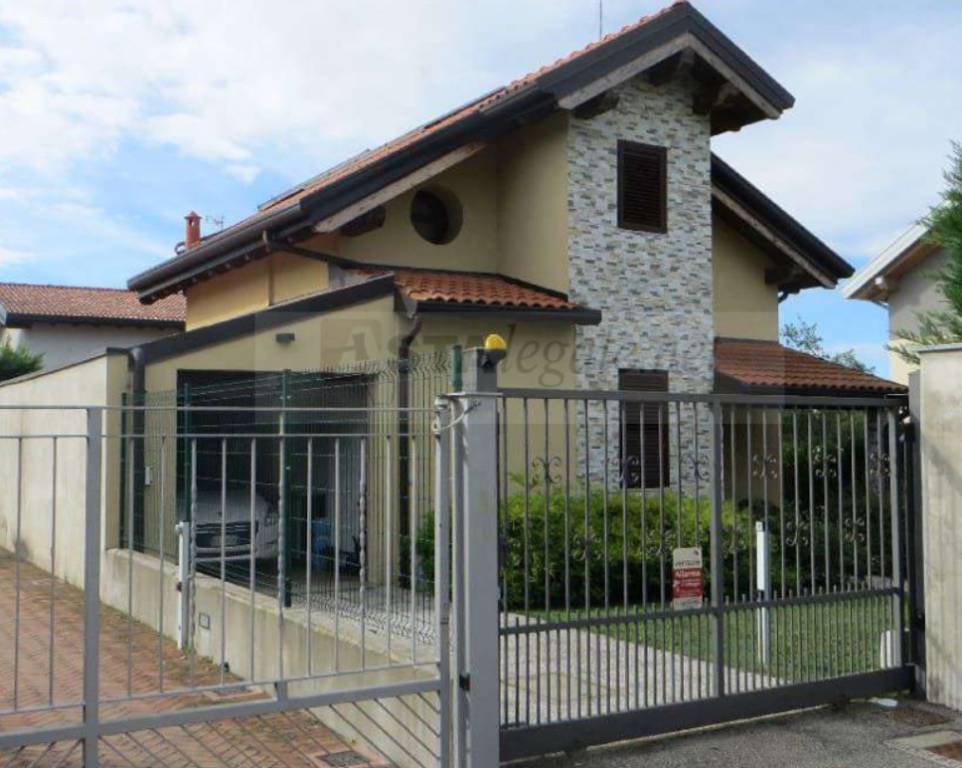 casa indipendente in vendita a Cogliate