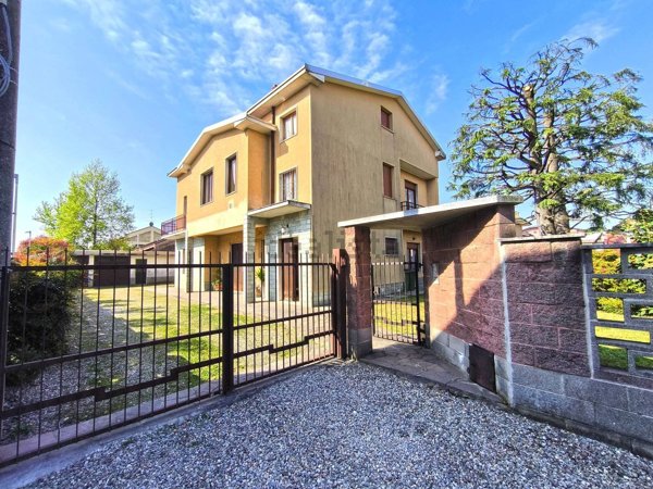 casa indipendente in vendita a Cogliate
