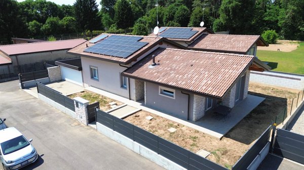 casa indipendente in vendita a Cogliate