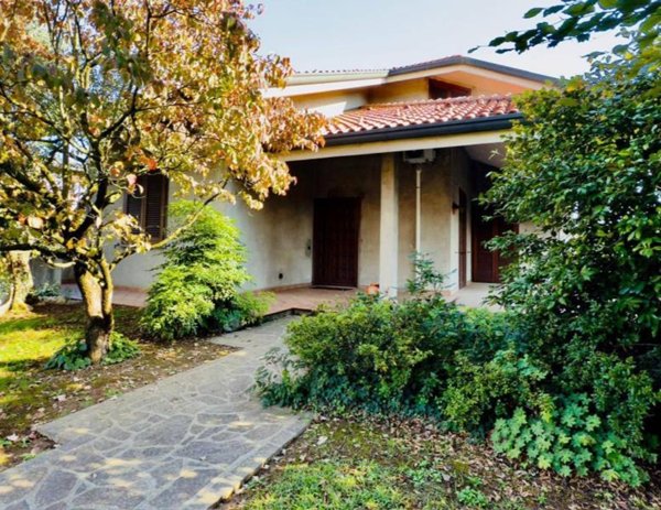 casa indipendente in vendita a Cogliate
