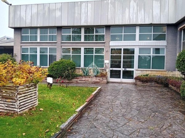 locale commerciale in vendita a Cogliate