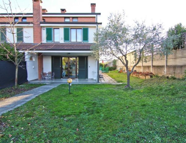 casa indipendente in vendita a Cogliate