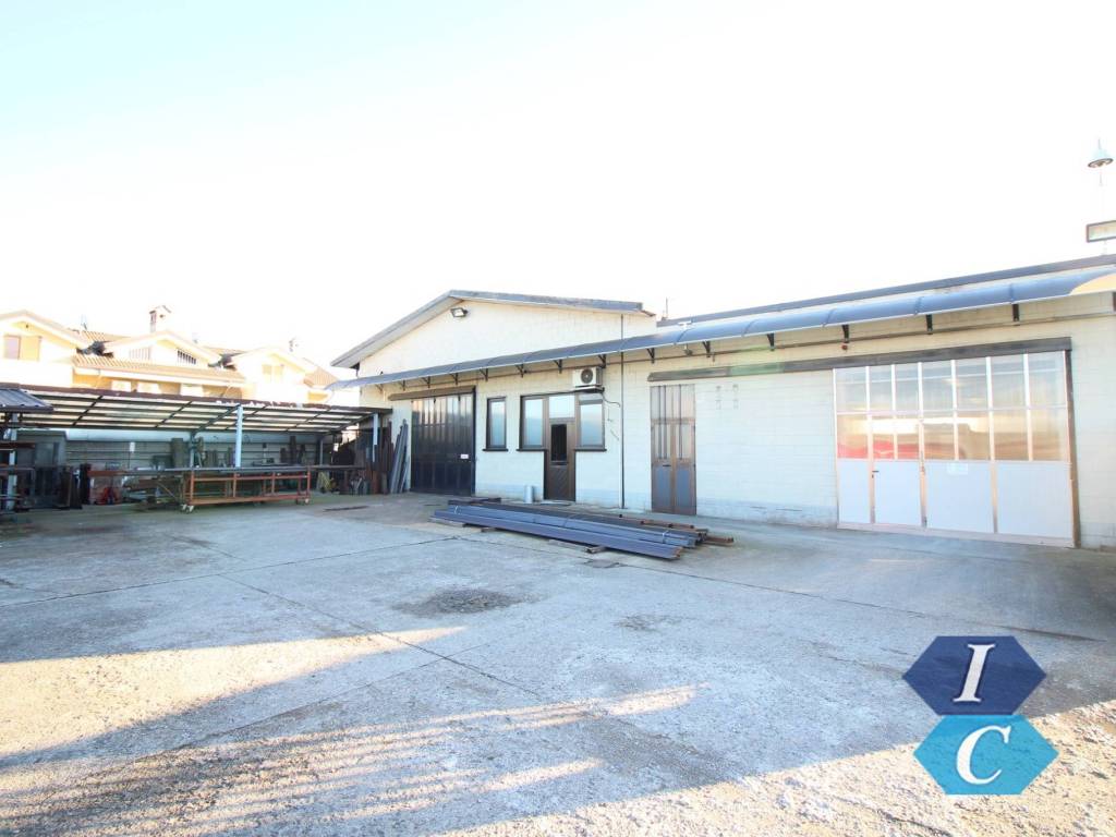 locale commerciale in vendita a Cogliate
