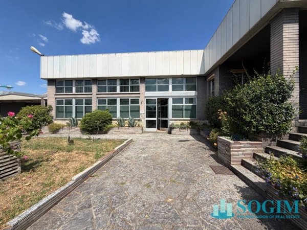 locale commerciale in vendita a Cogliate