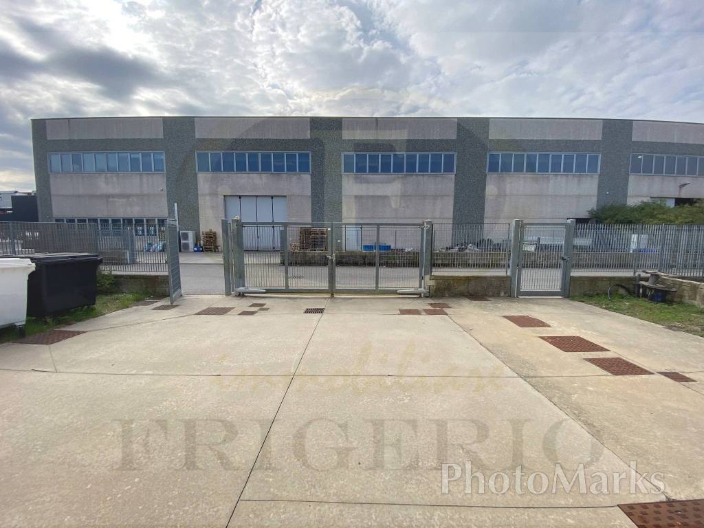 locale commerciale in vendita a Concorezzo