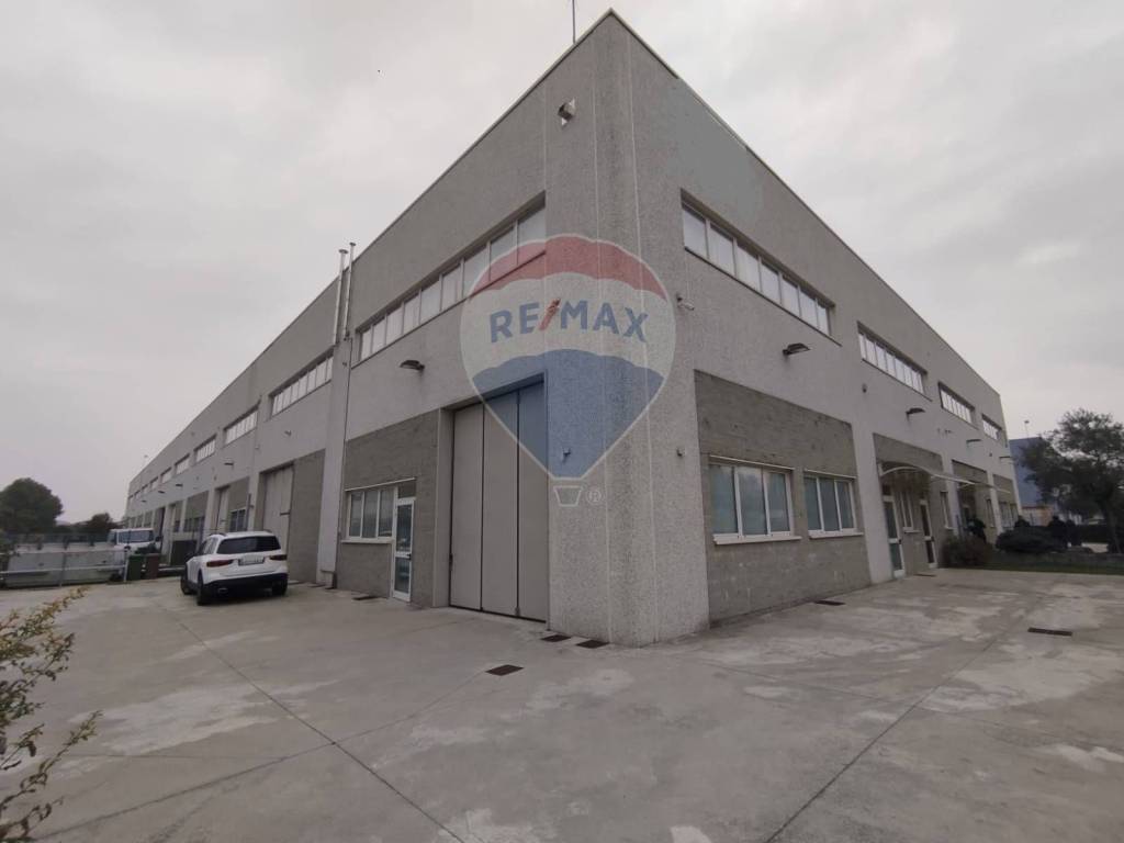 locale commerciale in vendita a Concorezzo