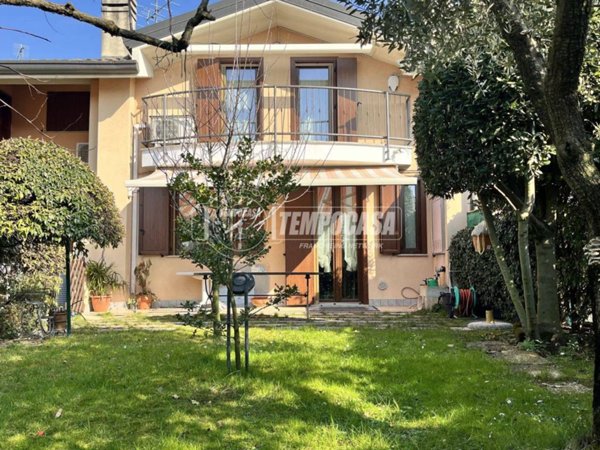 casa indipendente in vendita a Correzzana