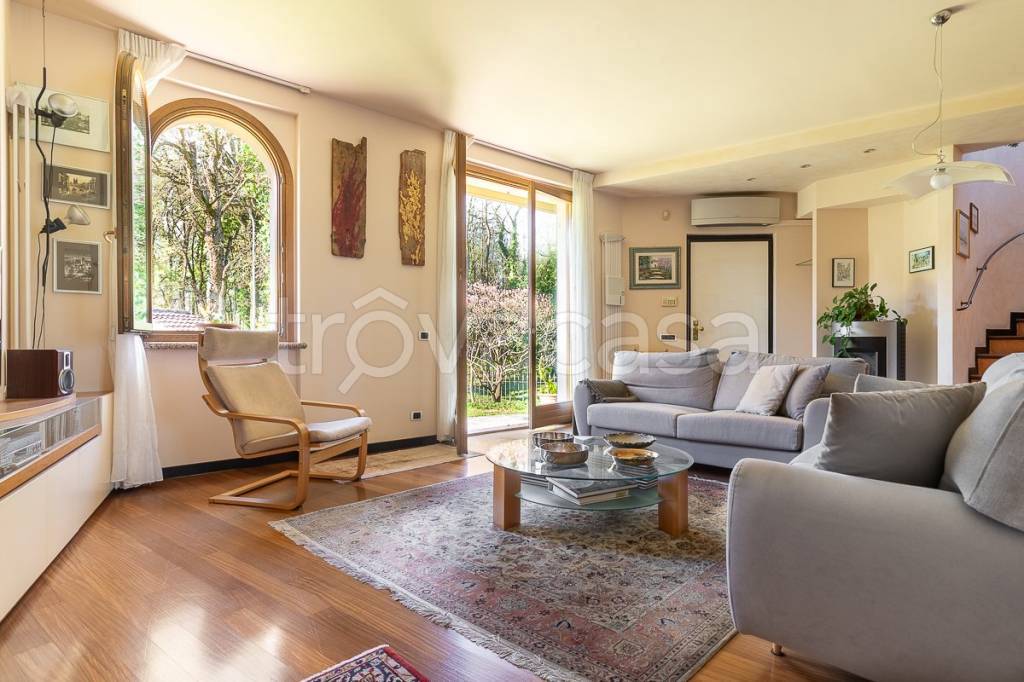 casa indipendente in vendita a Correzzana