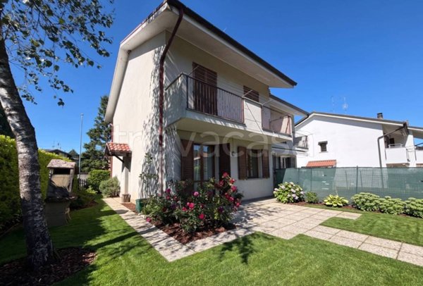casa indipendente in vendita a Correzzana