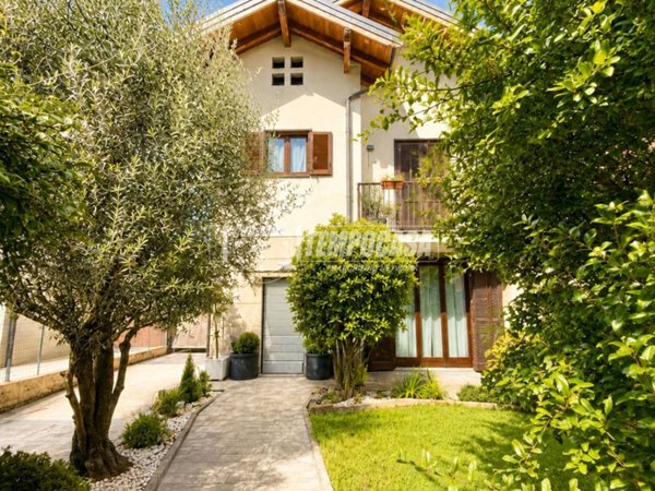 casa indipendente in vendita a Correzzana
