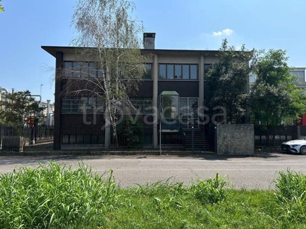 locale commerciale in vendita a Desio