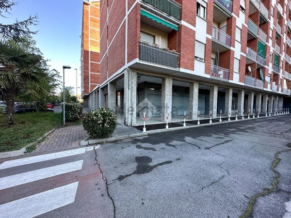 locale commerciale in vendita a Desio
