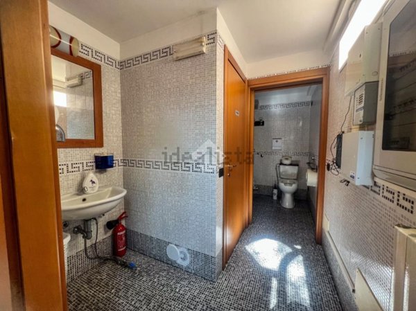 locale commerciale in vendita a Desio