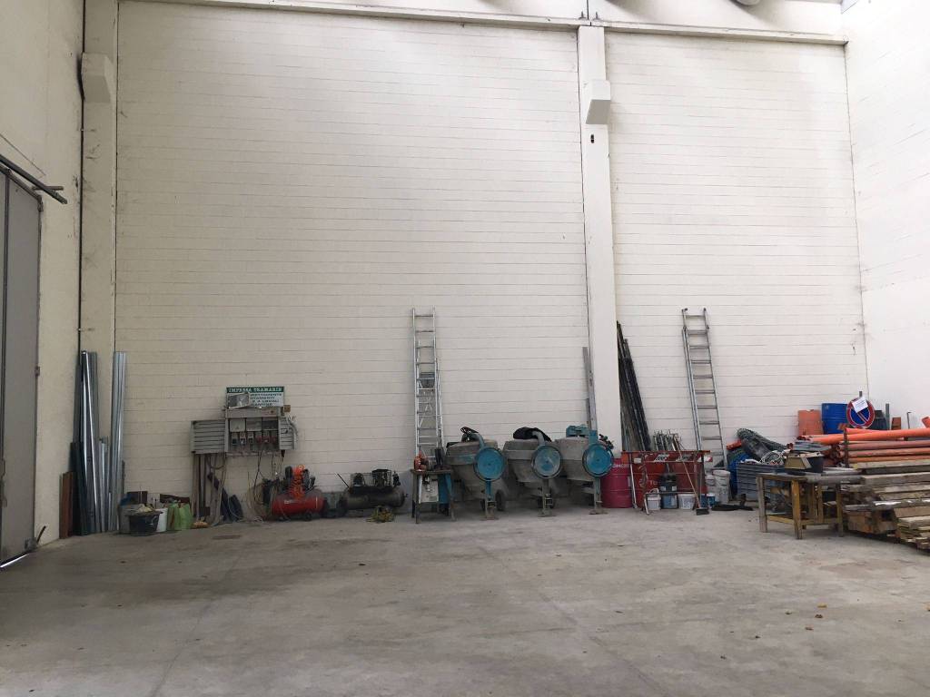 locale commerciale in vendita a Desio