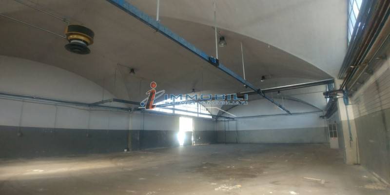 locale di sgombero in vendita a Desio