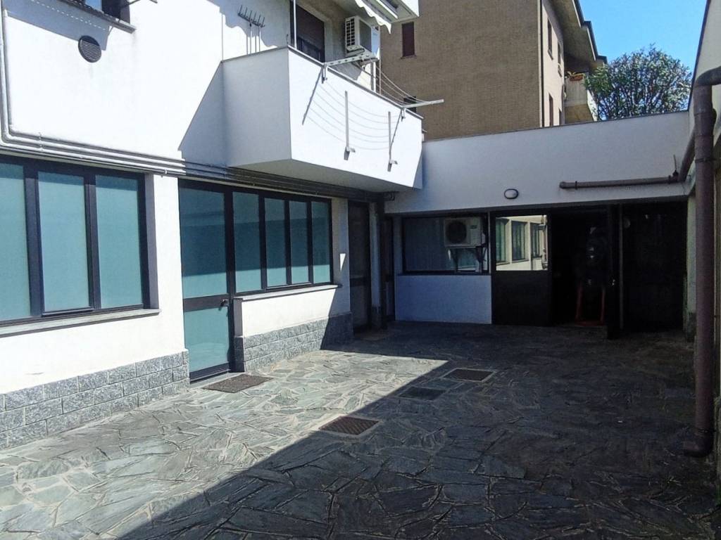 locale commerciale in vendita a Desio