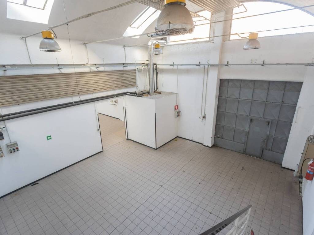 locale commerciale in vendita a Desio