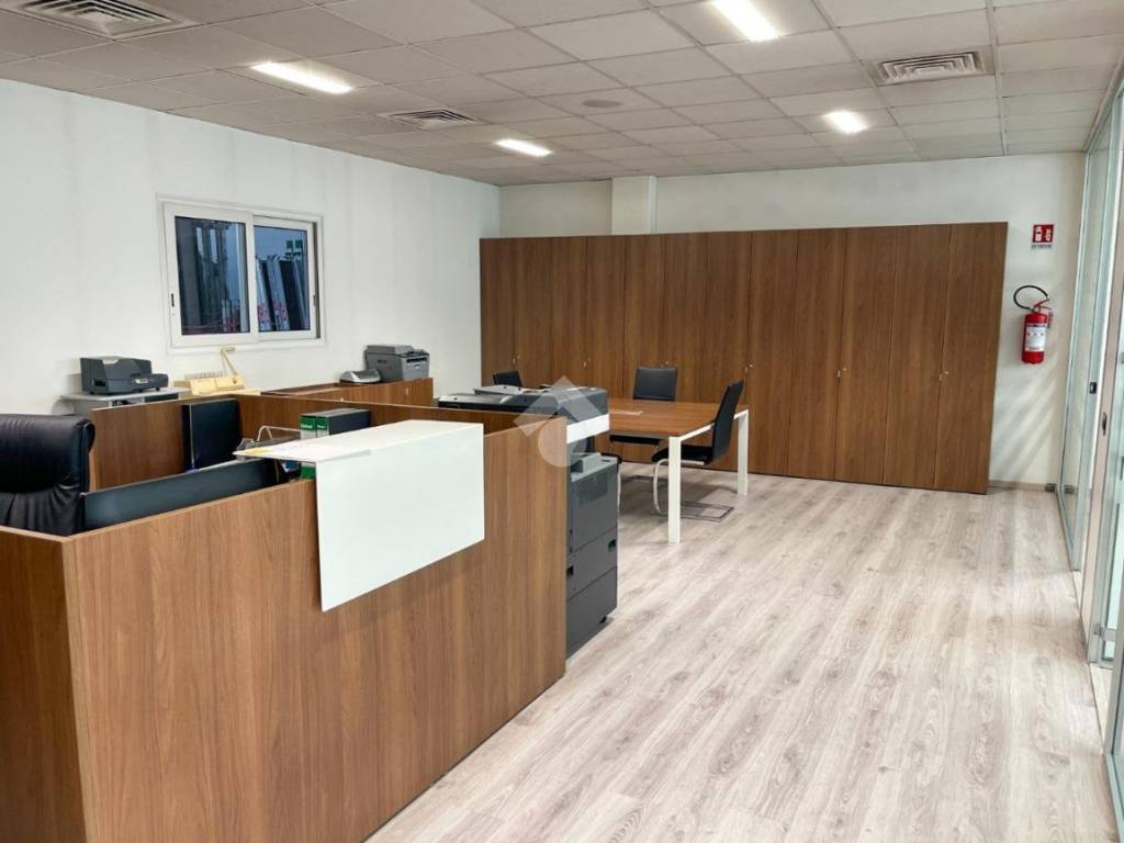 locale commerciale in vendita a Desio