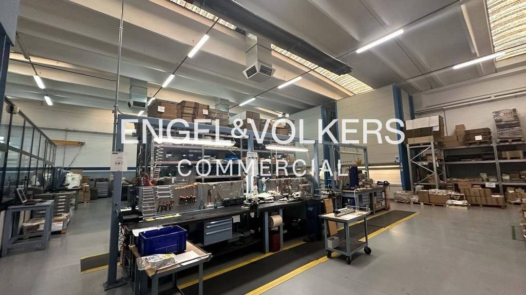 locale commerciale in vendita a Desio