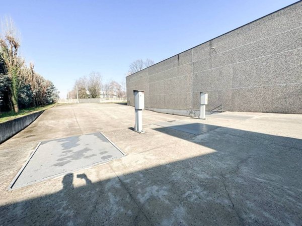 locale commerciale in vendita a Desio