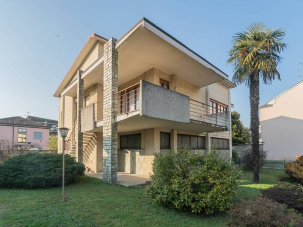 casa indipendente in vendita a Desio