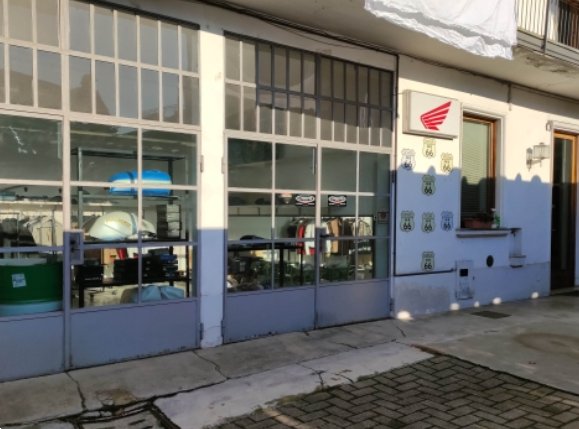 locale di sgombero in vendita a Desio