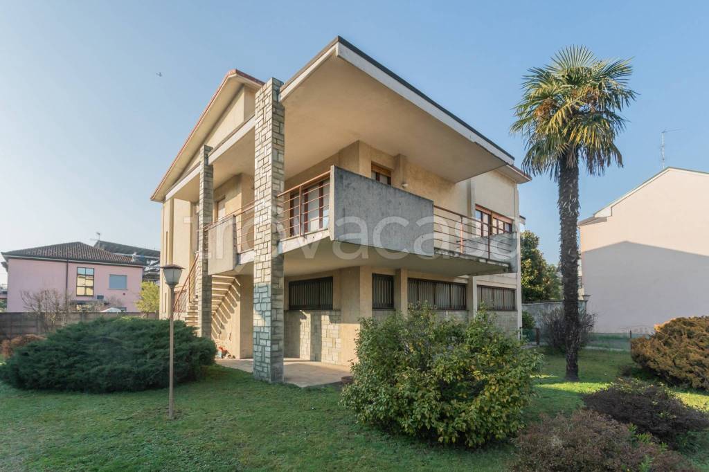 casa indipendente in vendita a Desio