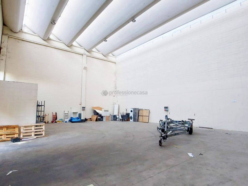 locale commerciale in vendita a Desio