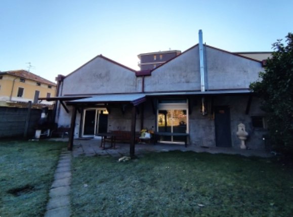 locale di sgombero in vendita a Desio