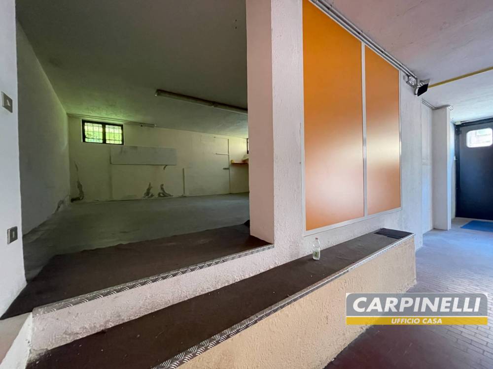 locale di sgombero in vendita a Desio