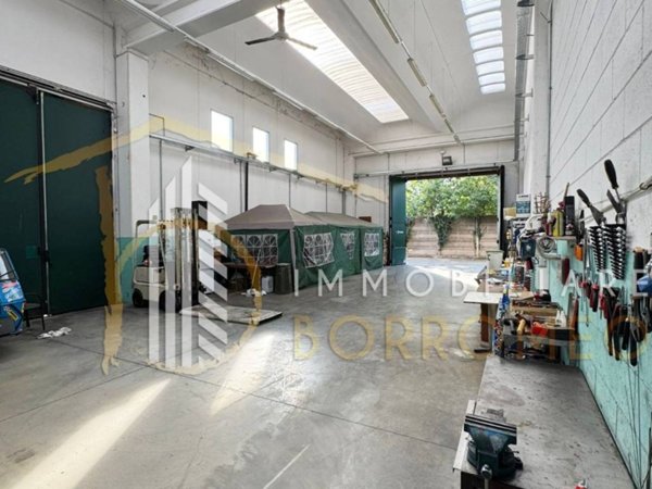 locale commerciale in vendita a Desio