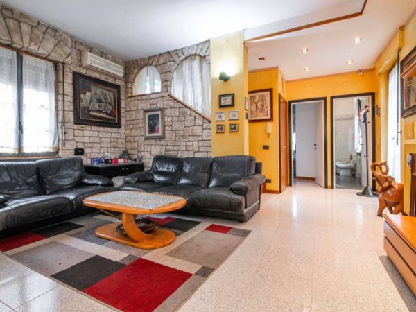 casa indipendente in vendita a Desio