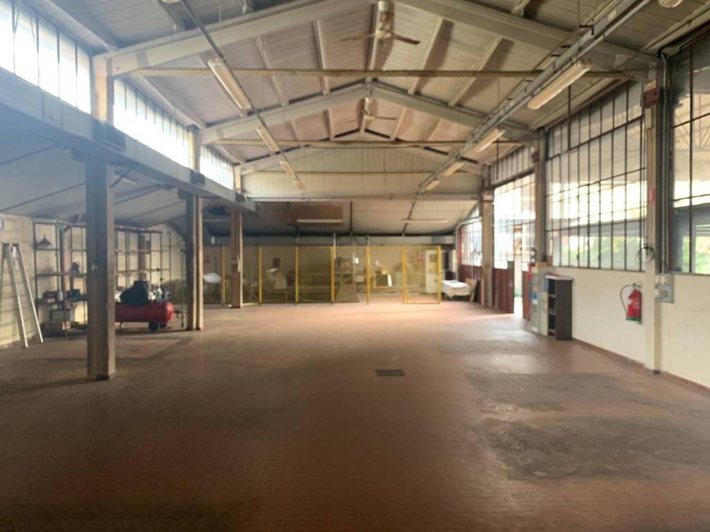 locale commerciale in vendita a Desio