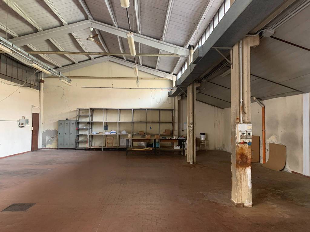 locale commerciale in vendita a Desio