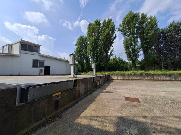 locale commerciale in vendita a Desio