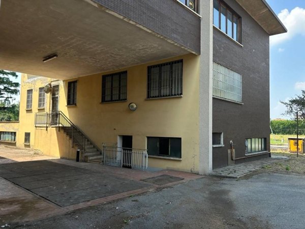 locale commerciale in vendita a Desio