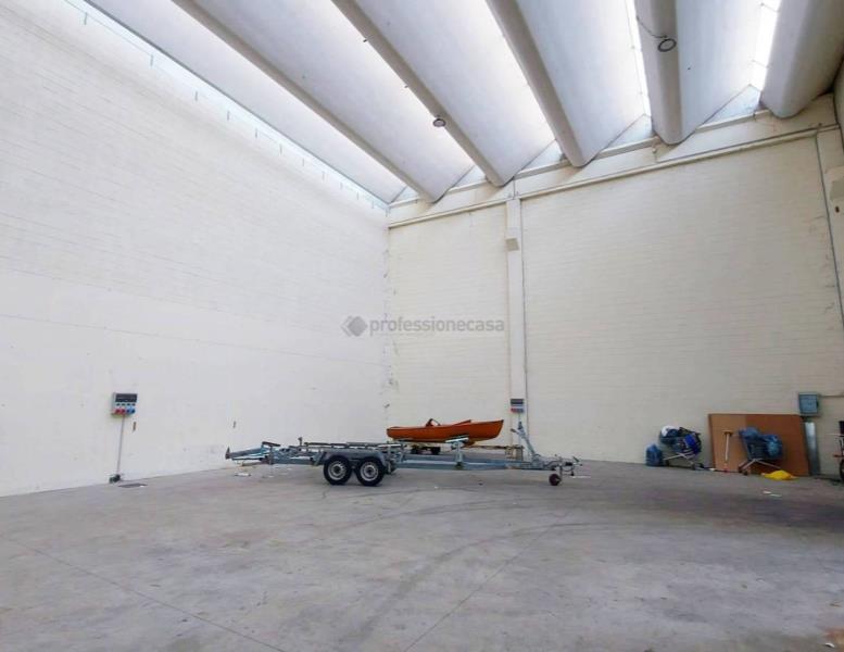 locale commerciale in vendita a Desio