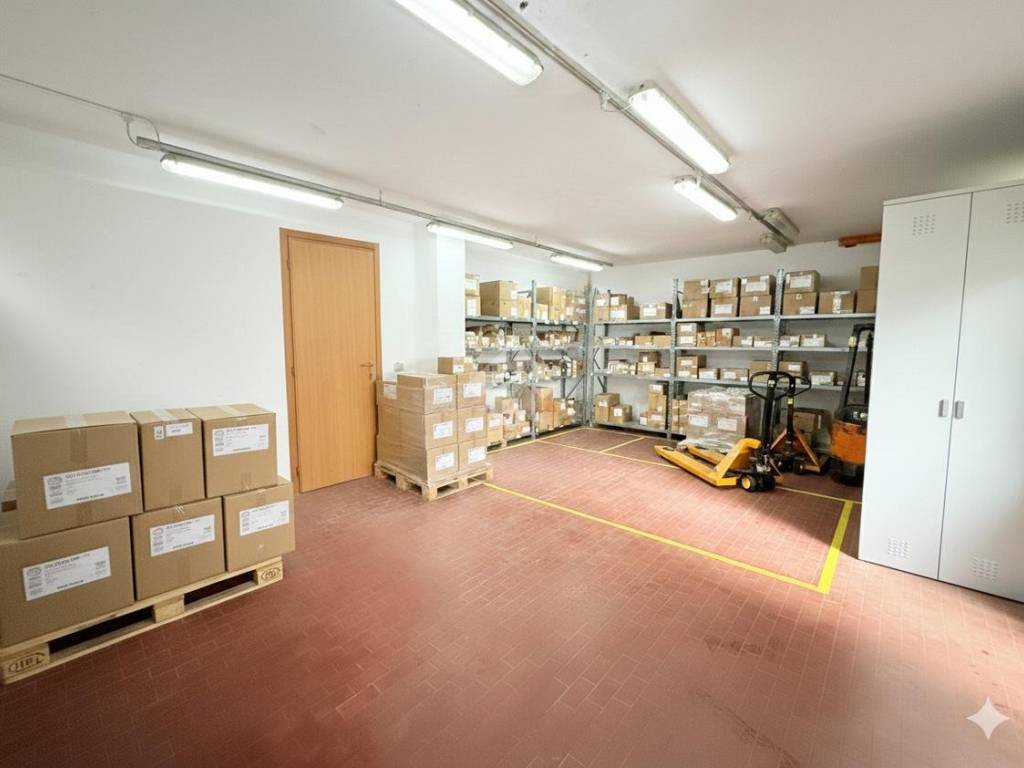 locale commerciale in vendita a Desio