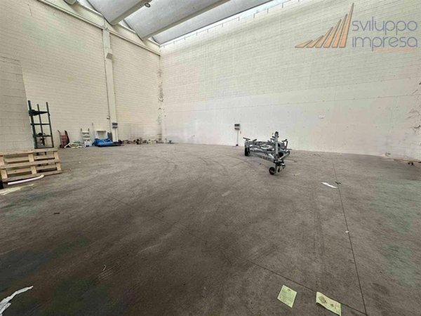 locale commerciale in vendita a Desio