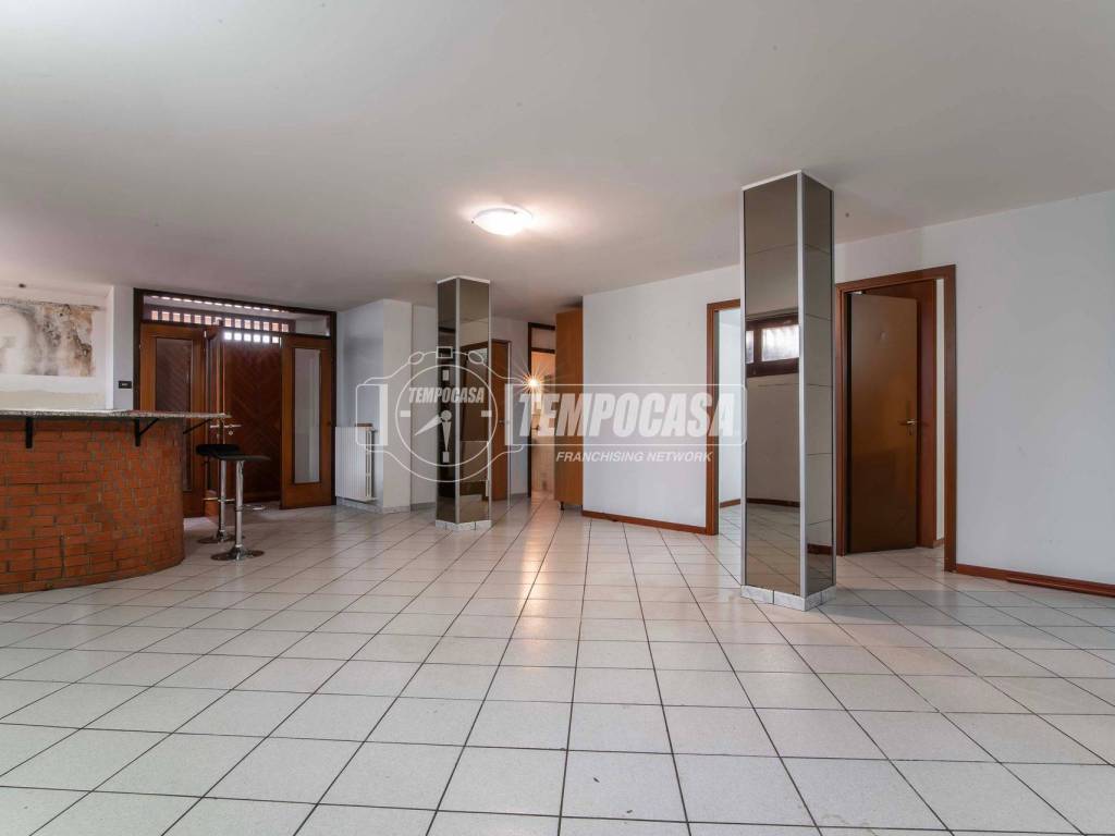 locale commerciale in vendita a Desio