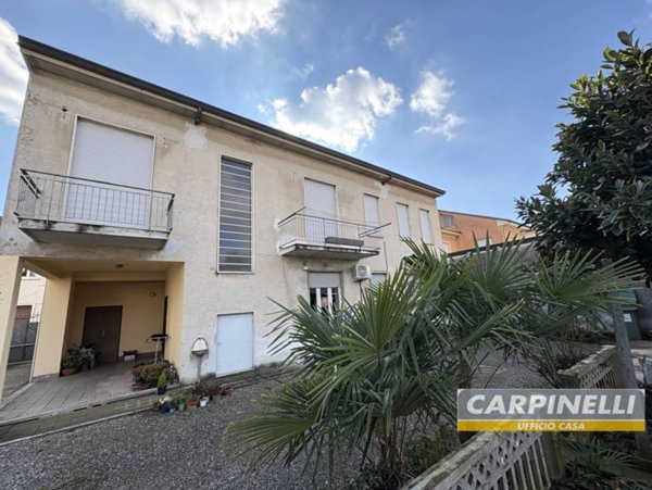 casa indipendente in vendita a Desio