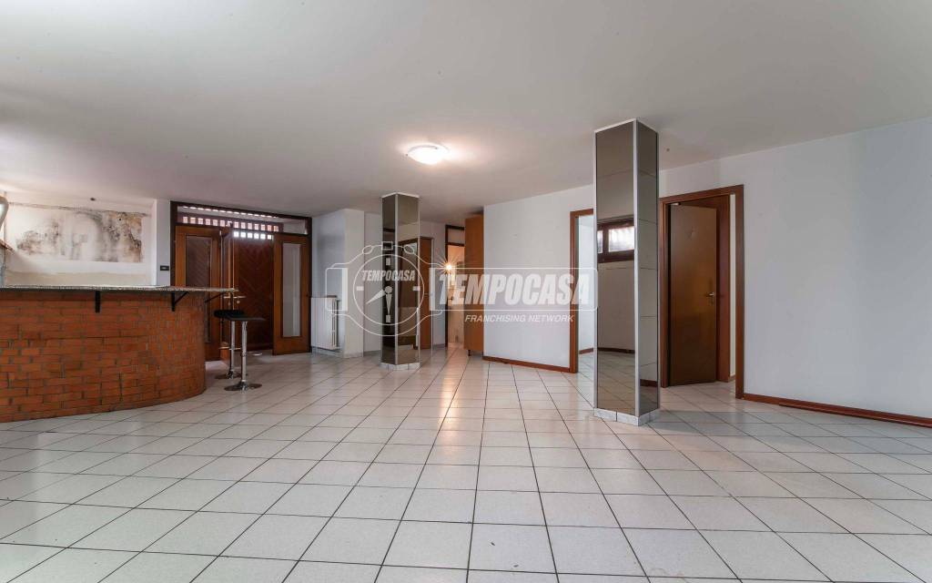 locale commerciale in vendita a Desio