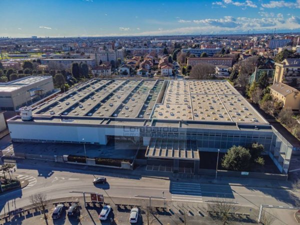 locale commerciale in vendita a Desio