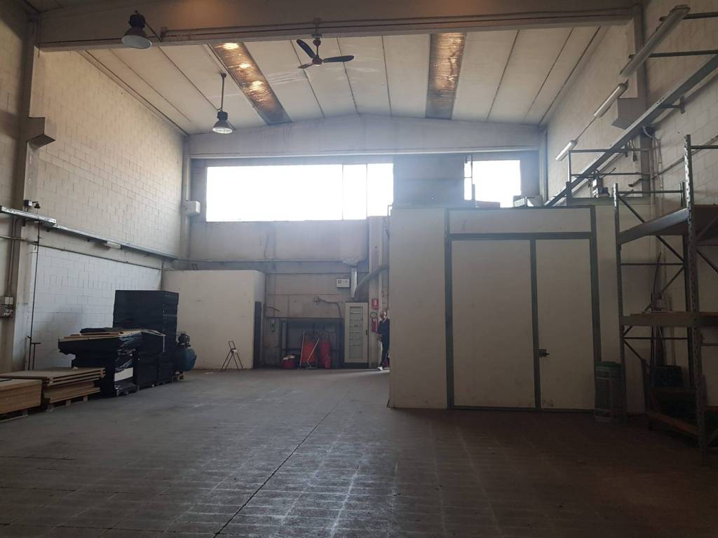 locale commerciale in vendita a Desio