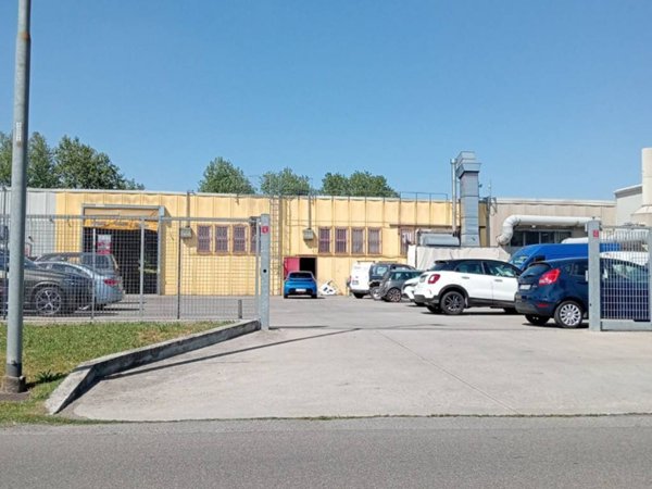 locale commerciale in vendita a Desio