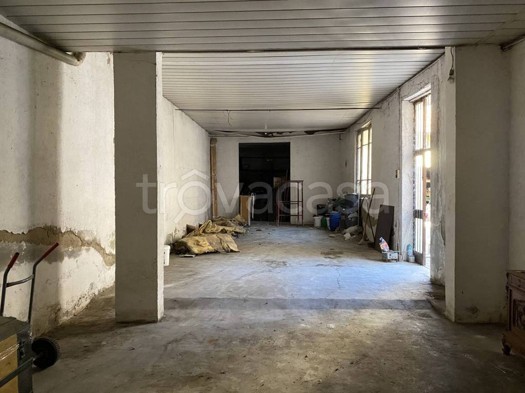 locale commerciale in vendita a Desio